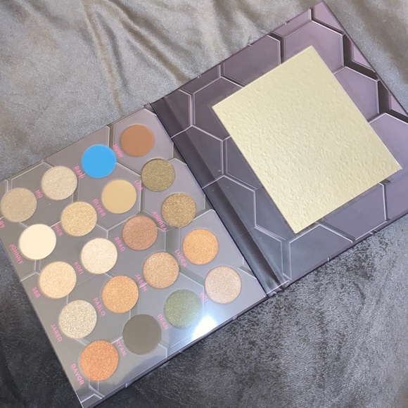 Eyeshadow - Picture 3 of 3